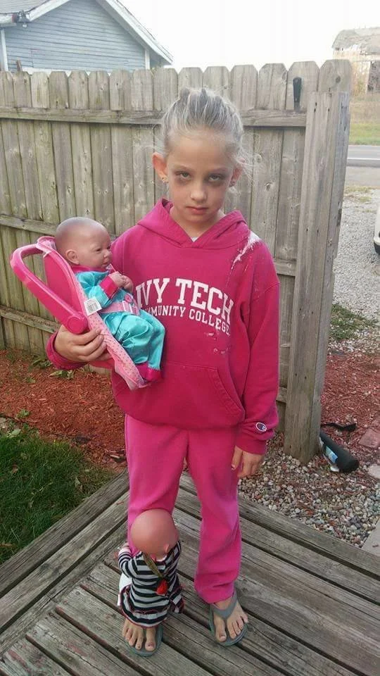 This 7 Year Old Dressed Up As A Mom For Halloween And It s Too