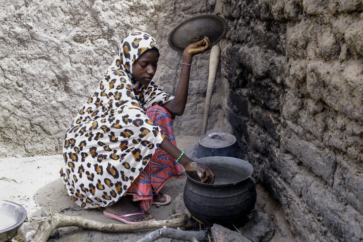 Ramatou lives with her mother and seven siblings. She starts each day by sweeping, washing dishes and, when food is available, preparing breakfast.