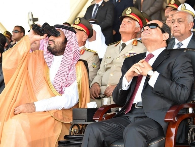 Egyptian President Abdel Fattah al-Sisi (R) speaking with Saudi deputy Crown Prince and Minister of Defence Mohammed bin Salm