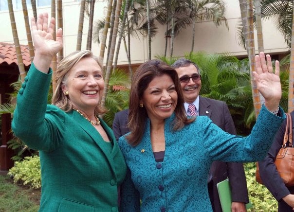 Via <a href="https://upload.wikimedia.org/wikipedia/commons/2/26/Hillary_Rodham_Clinton_with_Laura_Chinchilla_Miranda_2010.jp