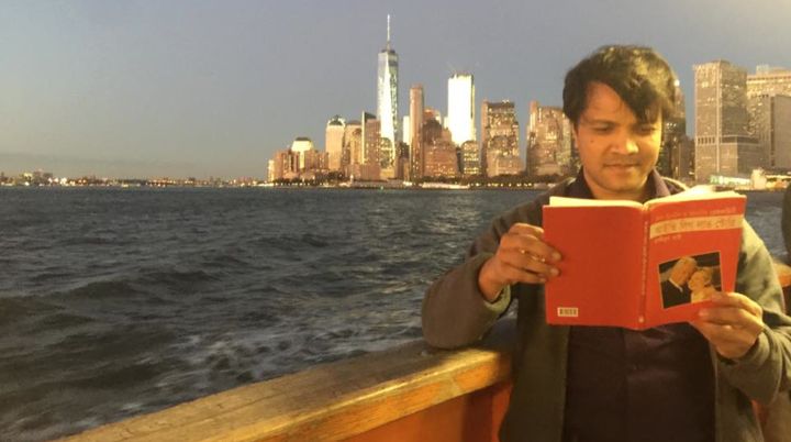 The author is reading his book on Bill and Hillary Clinton, Ivy League Love Story (আইভিলিগ লাভ স্টোরি), at the Ferry of the College of Staten Island.