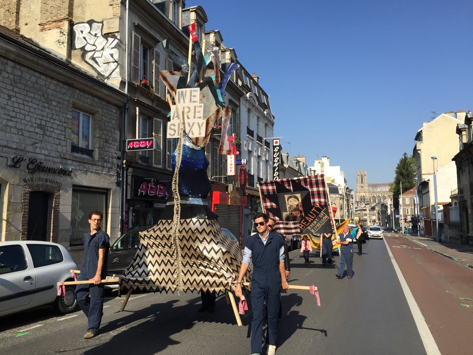 Lara Schnitger, "Protest Parade (Suffragette City)," 2015 FRAC Champagne-Ardenne, Reims, France 