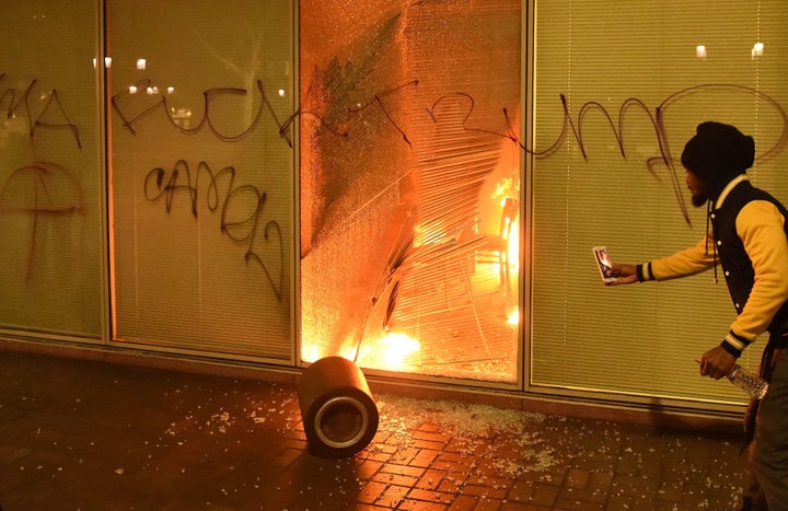 <strong>Oakland: Rioters trashed and vandalised buildings</strong>