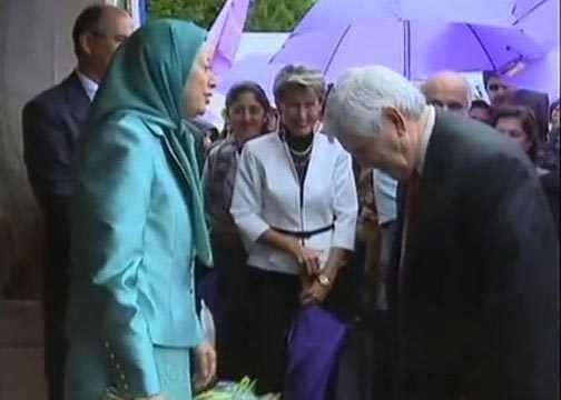 <p><strong>Newt Gingrich bows to Maryam Rajavi</strong></p>