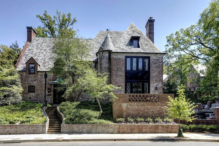 The Obamas' new home features a dramatic stairway from the street. 