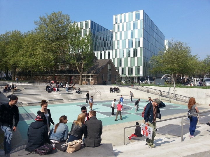 Aerial view of Benthemplein water plaza (top); ground-level view of the water plaza's recreational facilities (lower image). 