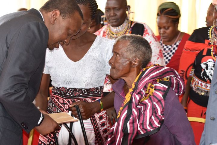  The President meets Mrs Jumwa Kabibu who after 50 years of misery underwent a successful UN supported fistula surgery 