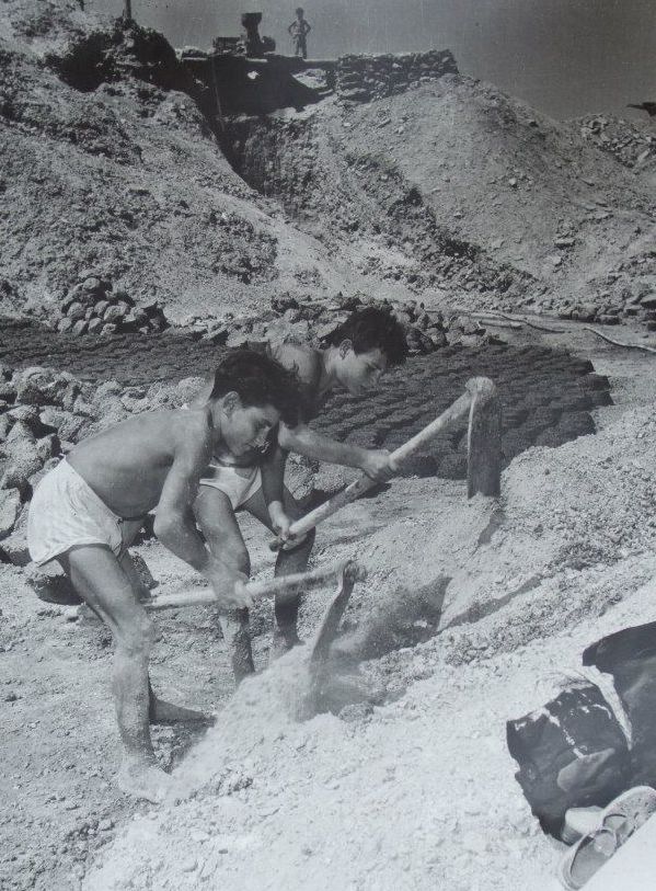 Carusi at work in a sulfur mine in Sicily