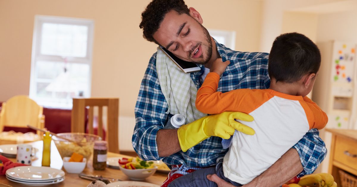 Family dad. Домашние дела мужчина. Мужчина и домашнее хозяйство. Домашние заботы для мужчины. Муж и дети.