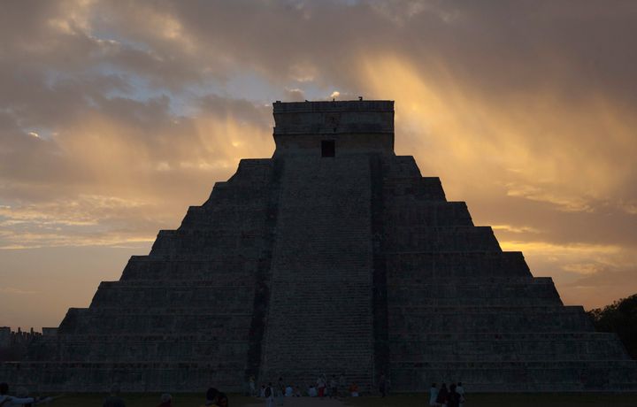 <strong>The pyramid of Kukulcan during sunrise in Chichen Itza </strong>