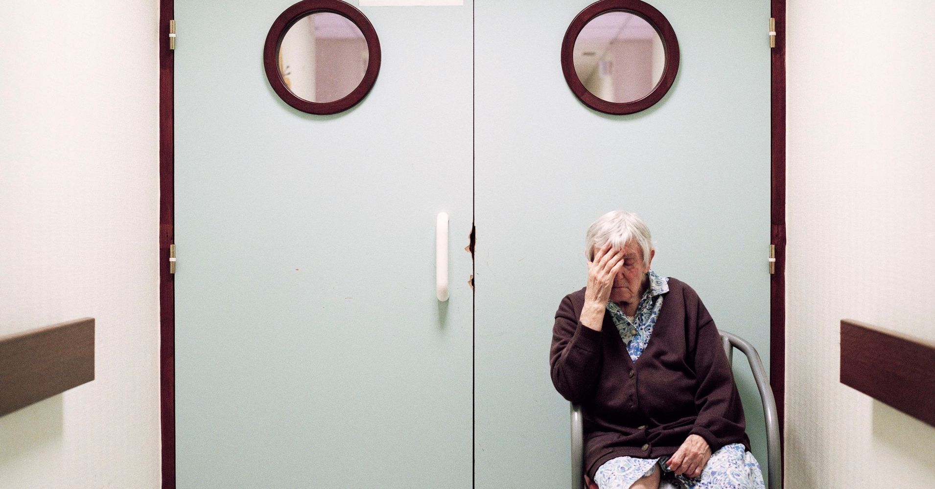 Photographer Captures The Heartbreaking Reality Of Alzheimers Huffpost 