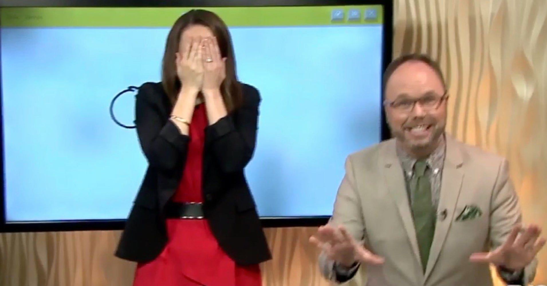 Seattle News Anchor Accidentally Draws A Giant Penis On Live TV HuffPost