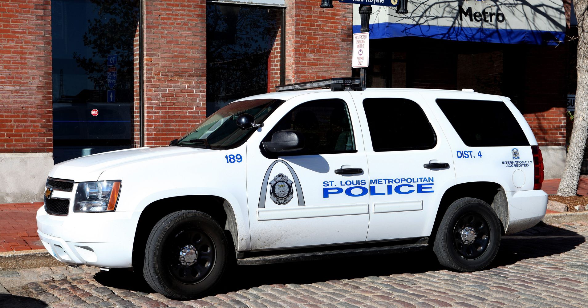 St. Louis Police Officer Shot In The Face While Sitting In SUV | HuffPost