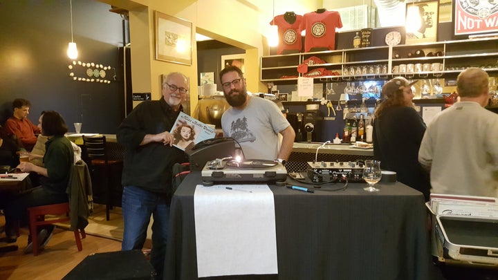 Bob Bond (l) and Seth Albaum at White Rose Coffeehouse, Lynn, Mass.