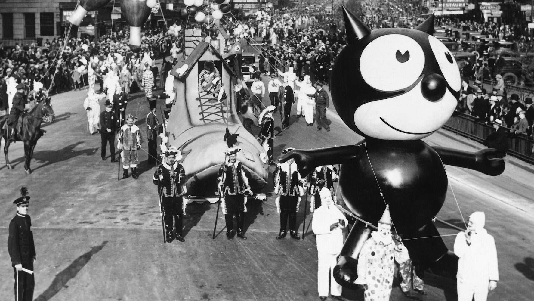 The Cat Is Back Felix Returns To Macy S Thanksgiving Day Parade After 75 Years Huffpost