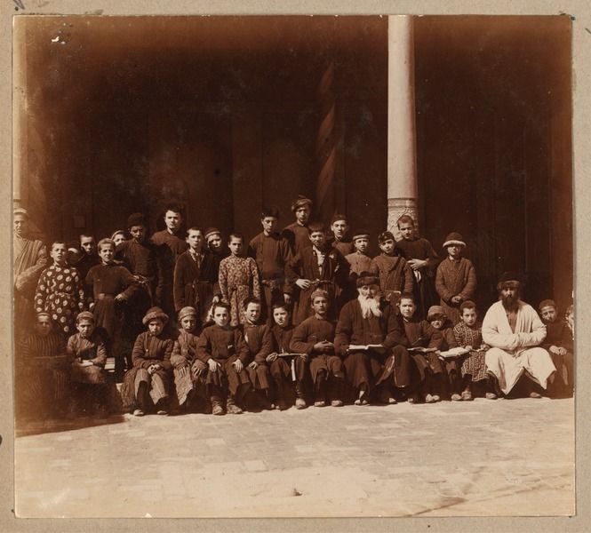 Jewish pupils with a teacher in Samarkand between 1905-1915