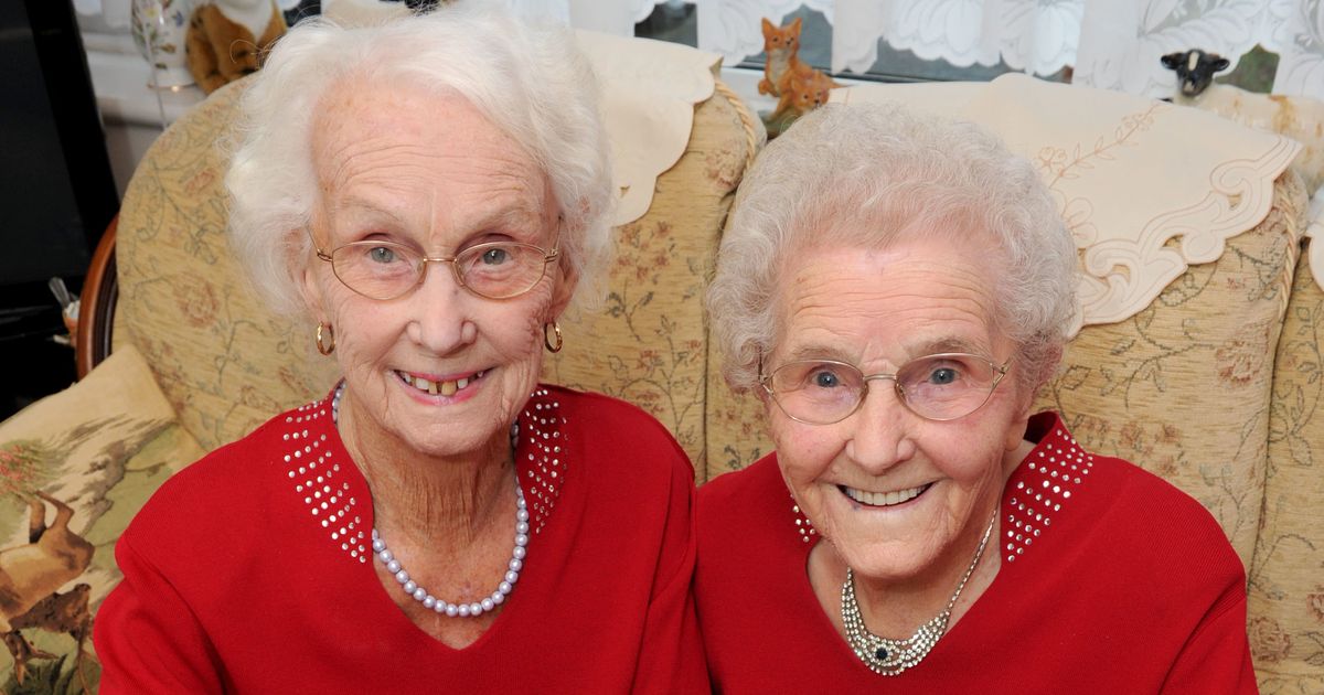 С днем рождения сестрам близняшкам. Столетняя бабушка. Близнецы пожилые. Бабка 100 лет. Бабушки близняшки.