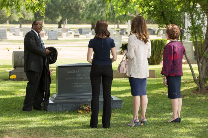 Rory, Lorelai and Emily visit Richard's grave. 