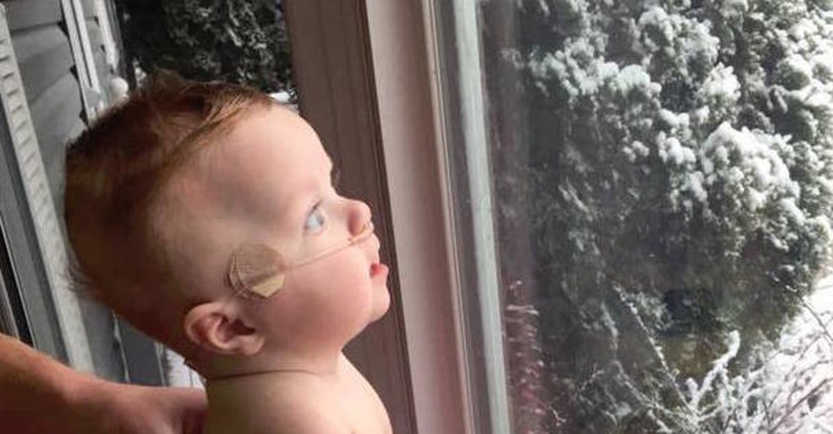 Mom Captures Beautiful Moment ‘Miracle' Baby Sees Snow For The First(01)