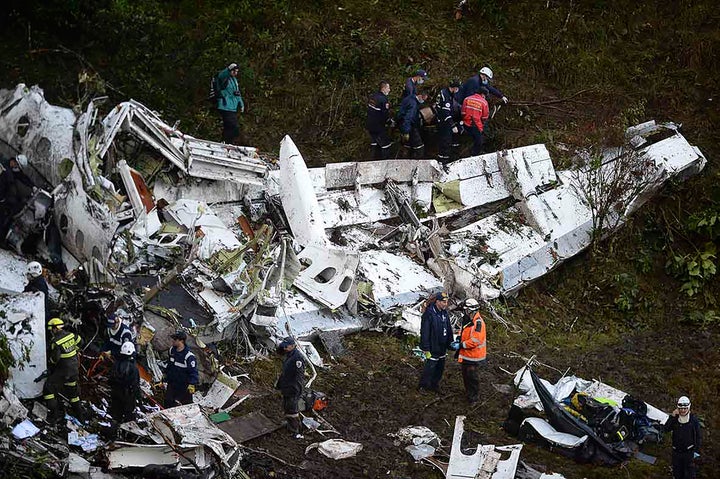 Rescuers search for survivors from the wreckage of the LAMIA airlines charter plane carrying members of the Chapecoense Real football team that crashed in the mountains of Cerro Gordo, municipality of La Union, on November 29, 2016.