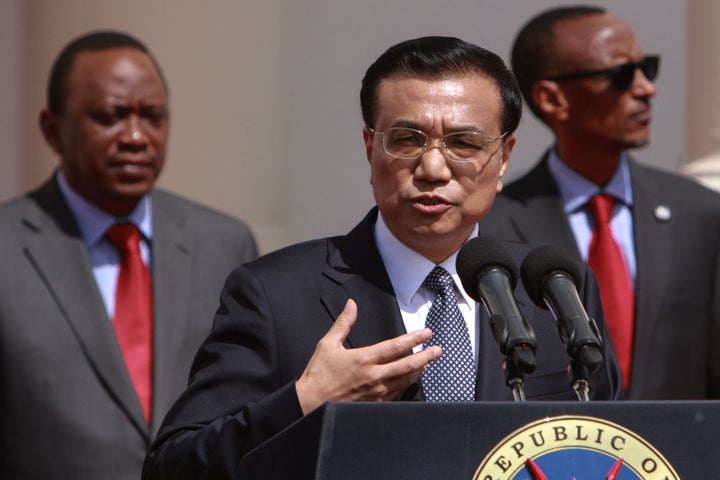 China's Prime Minister Li Keqiang (center) joins Kenyan President Uhuru Kenyatta (left) and Paul Kagame of Rwanda (right) dur