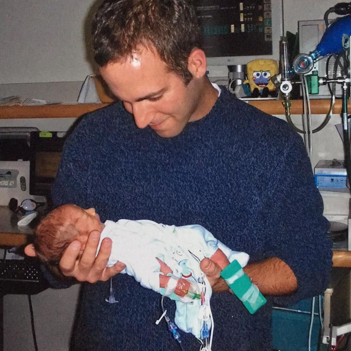 77 Emotional Photos Of Preemie Parents With Their Babies In NICU ...