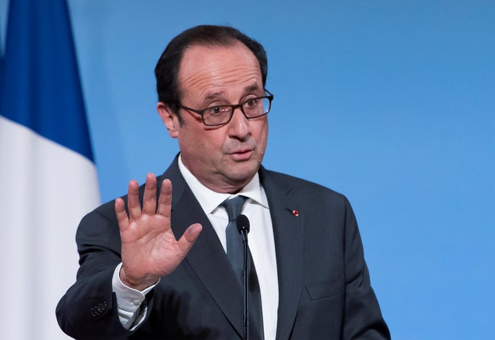 French President Francois Hollande (C) watches as French Education Minister Najat Vallaud-Belkacem (L) and French Health Minister Marisol Touraine (L) sign an inter-ministry agreement during the launch of the initiative entitled 'Well-Being and Health for Youths' at the Elysee Palace in Paris, France, November 29, 2016.