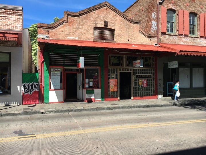 <p>Smith’s Union Bar in Honolulu, Hawaii’s oldest bar.</p>