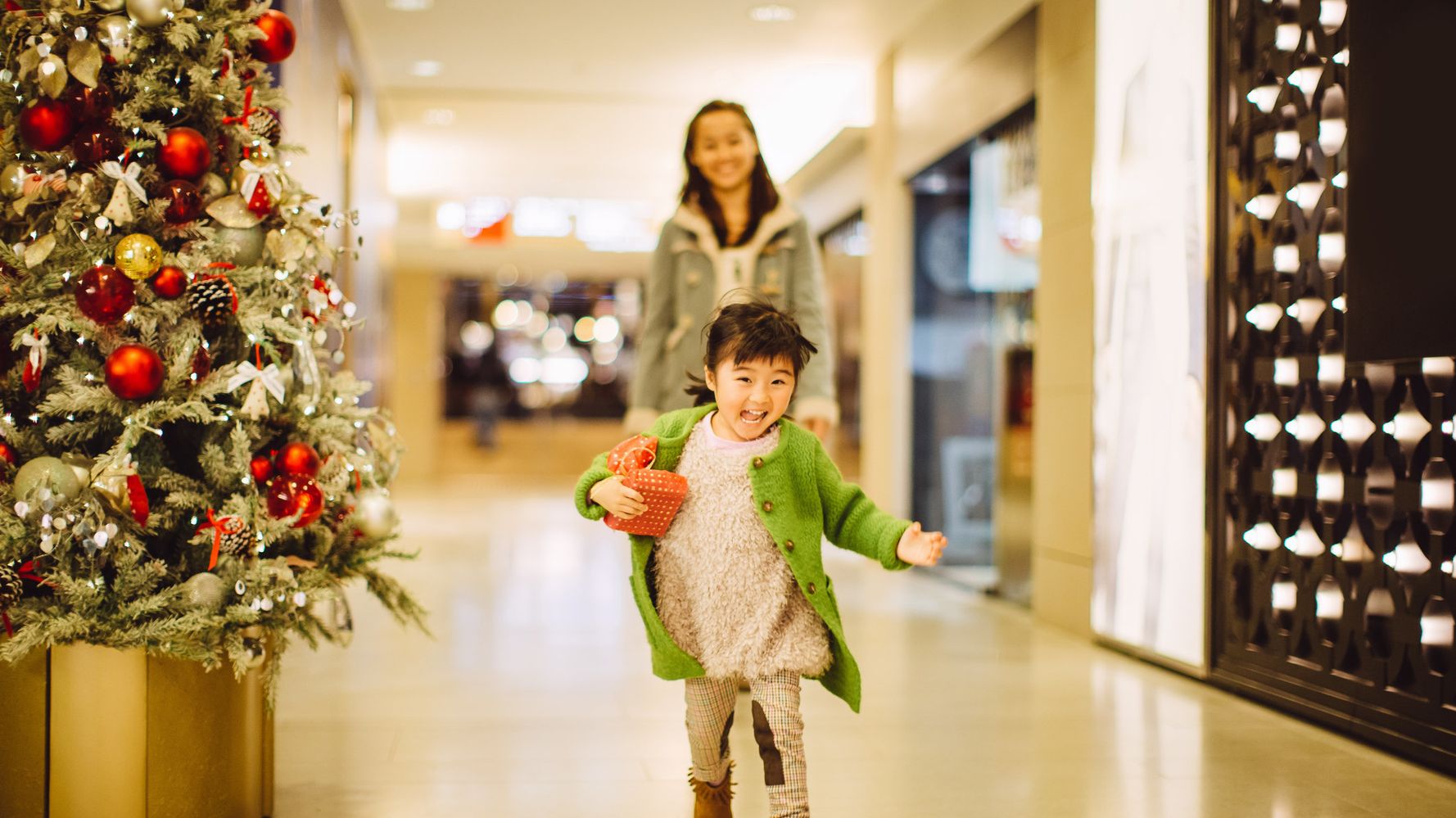 How To Go Christmas Shopping With A Toddler Dad Demonstrates Brilliant Hack To Stop Kids Getting Lost Huffpost Uk Parents