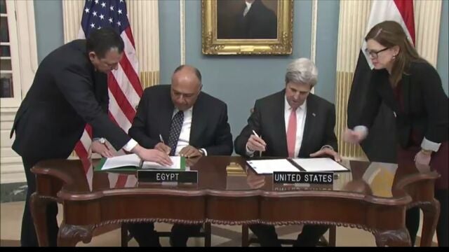 <em>Egyptian Foreign Minister Shoukry and Secretary of State Kerry sign Cultural MOU</em>