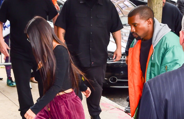 Kim Kardashian and Kanye West arrive at their Manhattan apartment after her Paris robbery, Oct. 3, 2016.