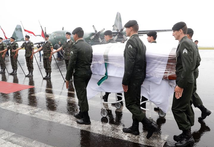 <strong>The coffin of one of the 50 members of the football team arrives at Chapeco airport</strong>