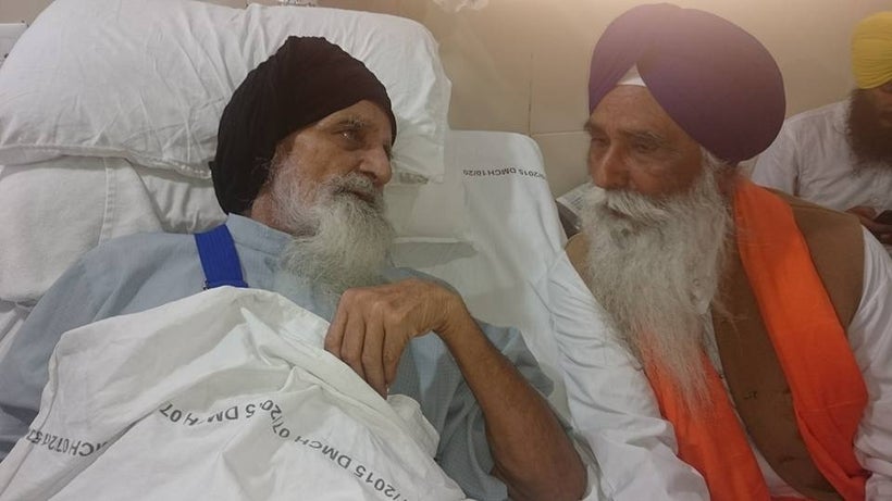 Released Sikh political prisoner Waryam Singh meeting Bapu Surat Singh Khalsa for the first time in DMC Hospital and College