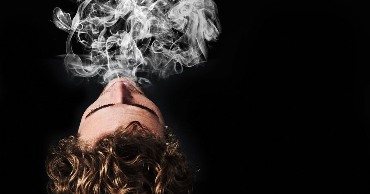 Песня не потушит боль сигаретный дым. Фото волосы дым. Превратился в дым. Курение и волосы. Человек выдыхает дым в лицо другому.
