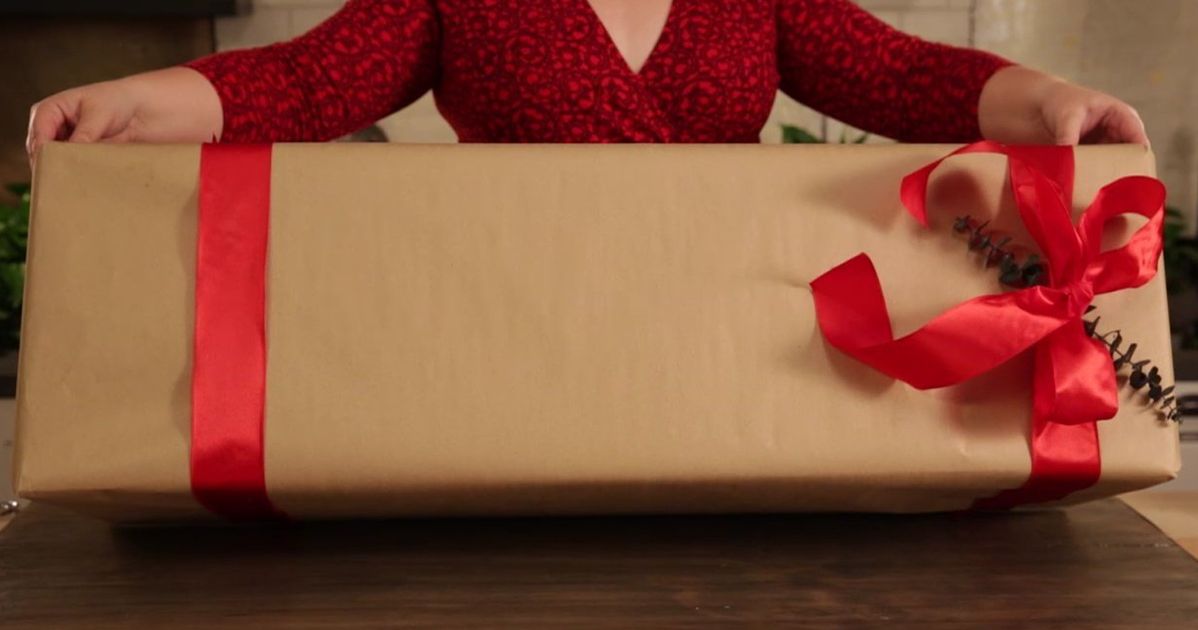 The simple way to wrap round gifts 🎁 cut enough paper to wrap around , How To Wrap A Presents
