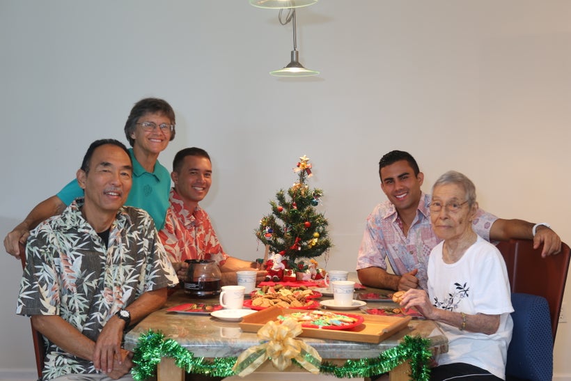 <em>It’s Christmas</em>! (<em>l-r) Ron Yasuda, Jan Pappas, Jon Yasuda, Troy Yasuda, Florence Yasuda</em>
