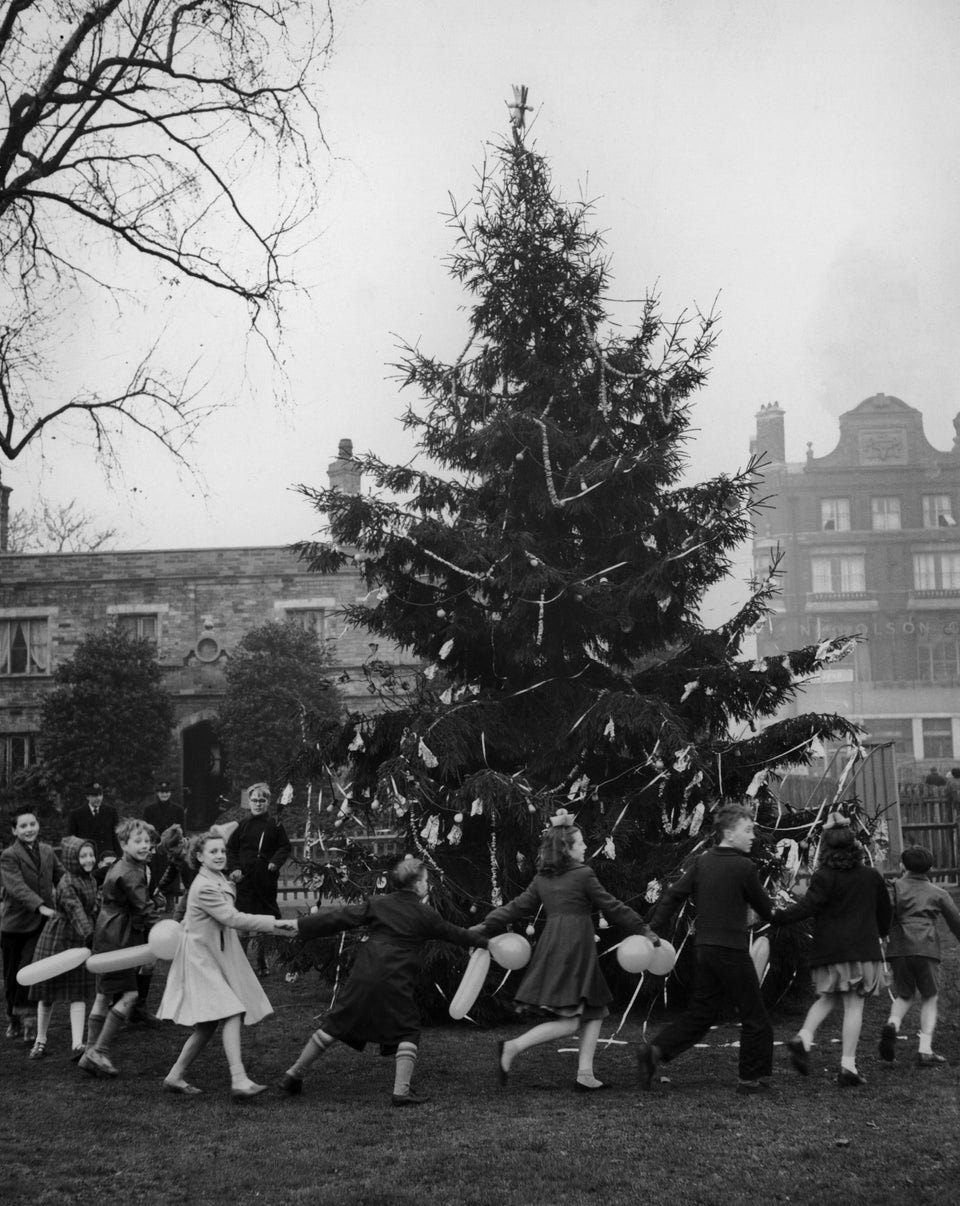 Historic Christmas Pictures Show 100 Years Of Yuletide In London Huffpost Uk News 