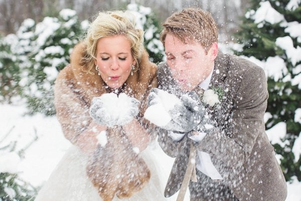 <p>Snowball fight, anyone? These two know how to have fun, creating winter’s version of <a href="http://www.bridalguide.com/blogs/bridal-buzz/whimsical-ways-to-use-confetti" target="_blank">confetti</a> in this adorable shot.</p>