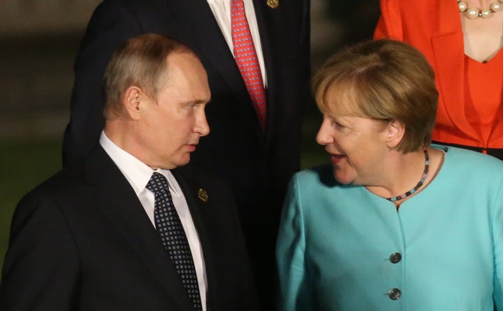 Russian President Vladimir Putin (L) talks to Merkel at the G20 Hangzhou Summit.