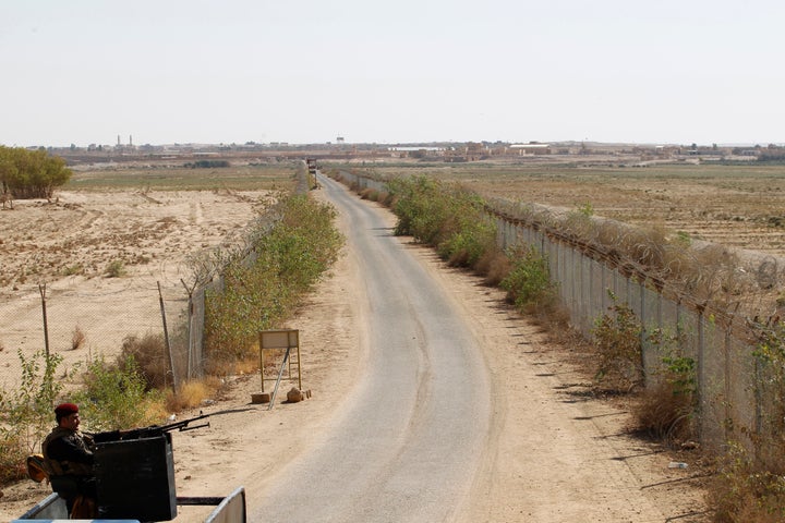 An Iraqi policeman mans a machine gun near the Iraqi-Syrian borders at the Abu Kamal-qaim border crossing, the main border po