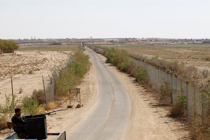 An Iraqi policeman mans a machine gun near the Iraqi-Syrian borders at the Abu Kamal-qaim border crossing, the main border post between Iraq and Syria, September 8, 2012