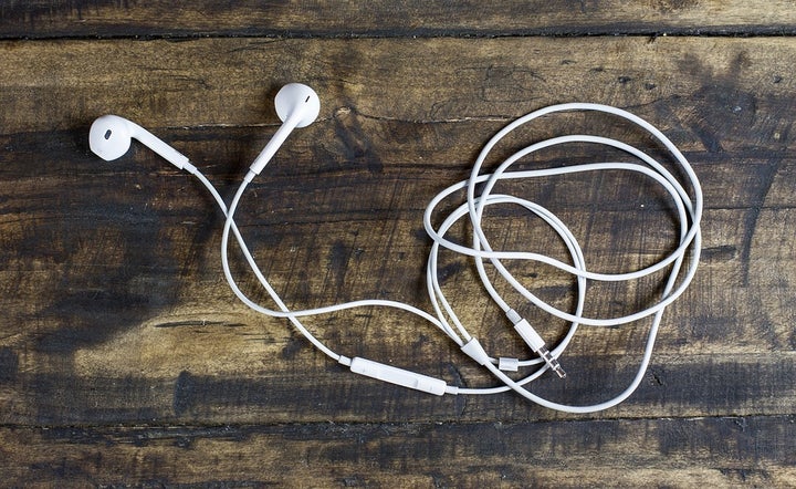 <p>Use earbuds to reduce the heat on your head while exercising in VR. </p>