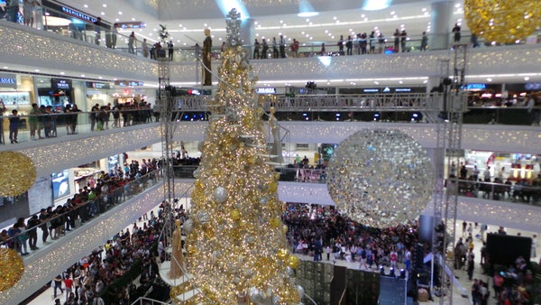 the glamorous thirty feet tall rotating christmas tree unveiled in mandaluyong city the elegant centerpiece - Mall Of America Christmas Decorations the glamorous thirty feet tall rotating christmas tree unveiled in mandaluyong city the elegant centerpiece - Mall Of America Christmas Decorations
