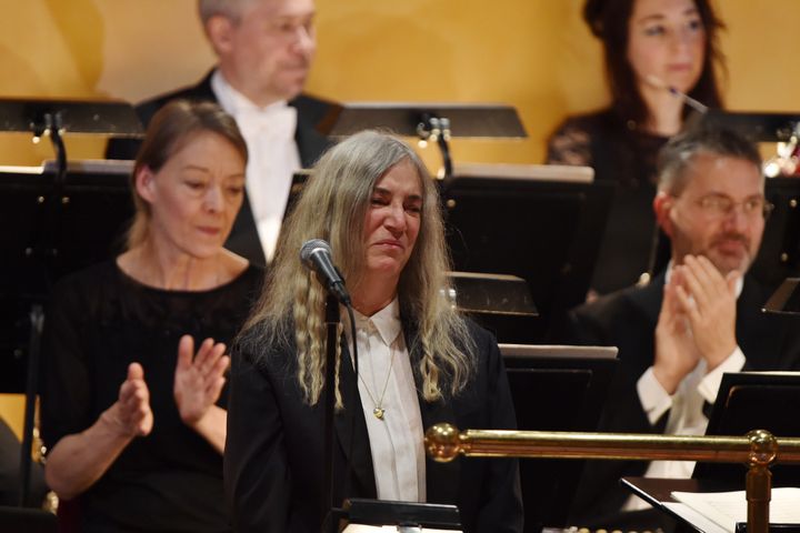 Patti Smith apologised after stumbling while singing Bob Dylan's A Hard Rain’s A-Gonna Fall at the Nobel Prize ceremony in Stockholm.