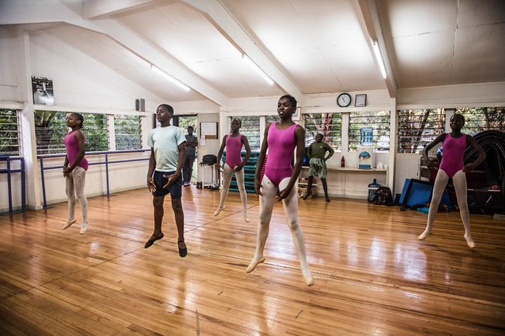 Some of the older students train one day a week in a upper-class ballet school in Karen. The routines here are the same as in Kibera, but the concrete floor and walls is replaced by wooden floors and a big bright room.
