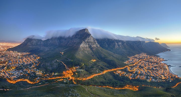 <strong>Table Mountain covered by its typical cloud table cloth and the twelve Apostles.</strong>
