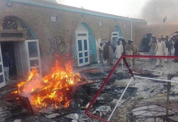 Mob desecrating an Ahmedi mosque 