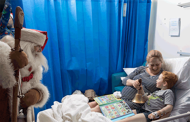 Karen Alsop photographed 30 kids alongside Santa in one day and then edited their photos to make it appear they visited a winter wonderland. 