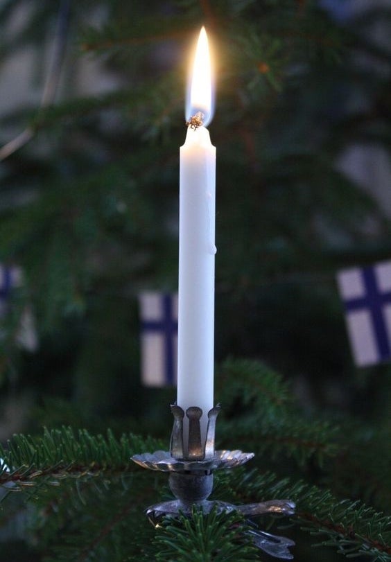 Christmas by candlelight. An old-new look with candles and clip-on Christmas tree candle holders. www.christmasgiftsfromgermany.com