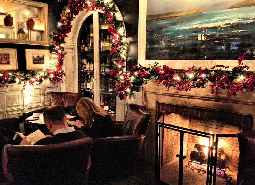 The cozy small bar in Fraunces Tavern